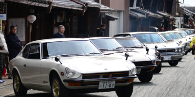 うだつの上がる町並み内での車両展示